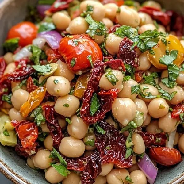 Marinierter getrockneter Tomaten-Bohnen-Salat