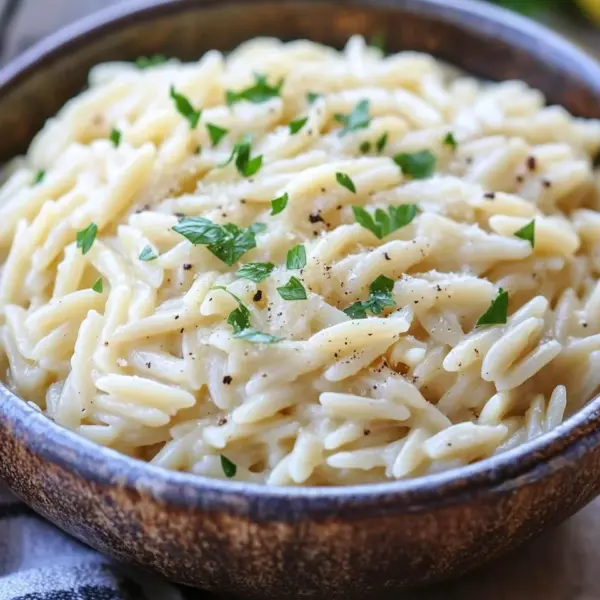 Cremige Orzo-Nudeln mit Knoblauch und Parmesan